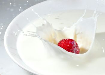 fragola che cade nel latte, foto di copertina per articolo sul latte proteico