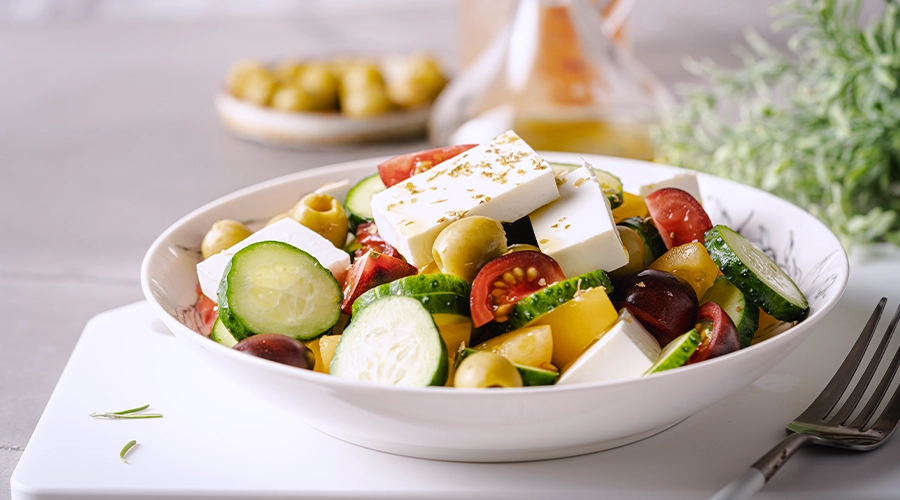 Insalata estiva mista con verdure fresche, un'idea per un pranzo proteico e leggero.